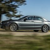 Nach 5,6 Sekunden erreicht der Mercedes C 300 de 100 km/h
