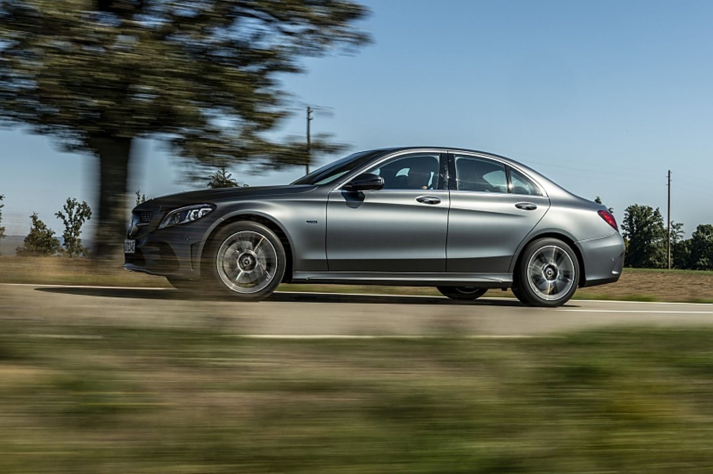 Nach 5,6 Sekunden erreicht der Mercedes C 300 de 100 km/h