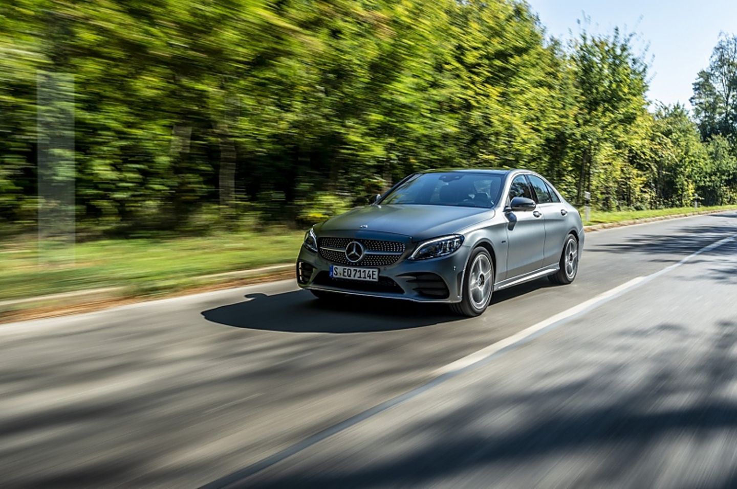Der Mercedes C 300 de tritt dank der Elektropower vehement an
