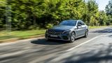 Der Mercedes C 300 de tritt dank der Elektropower vehement an