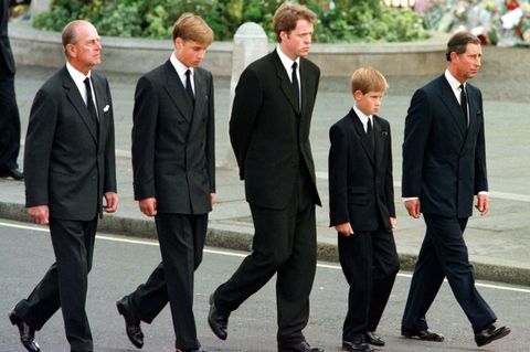 Vorschrift der Queen: Warum die Royals immer ein Beerdigungs-Outfit im Koffer haben