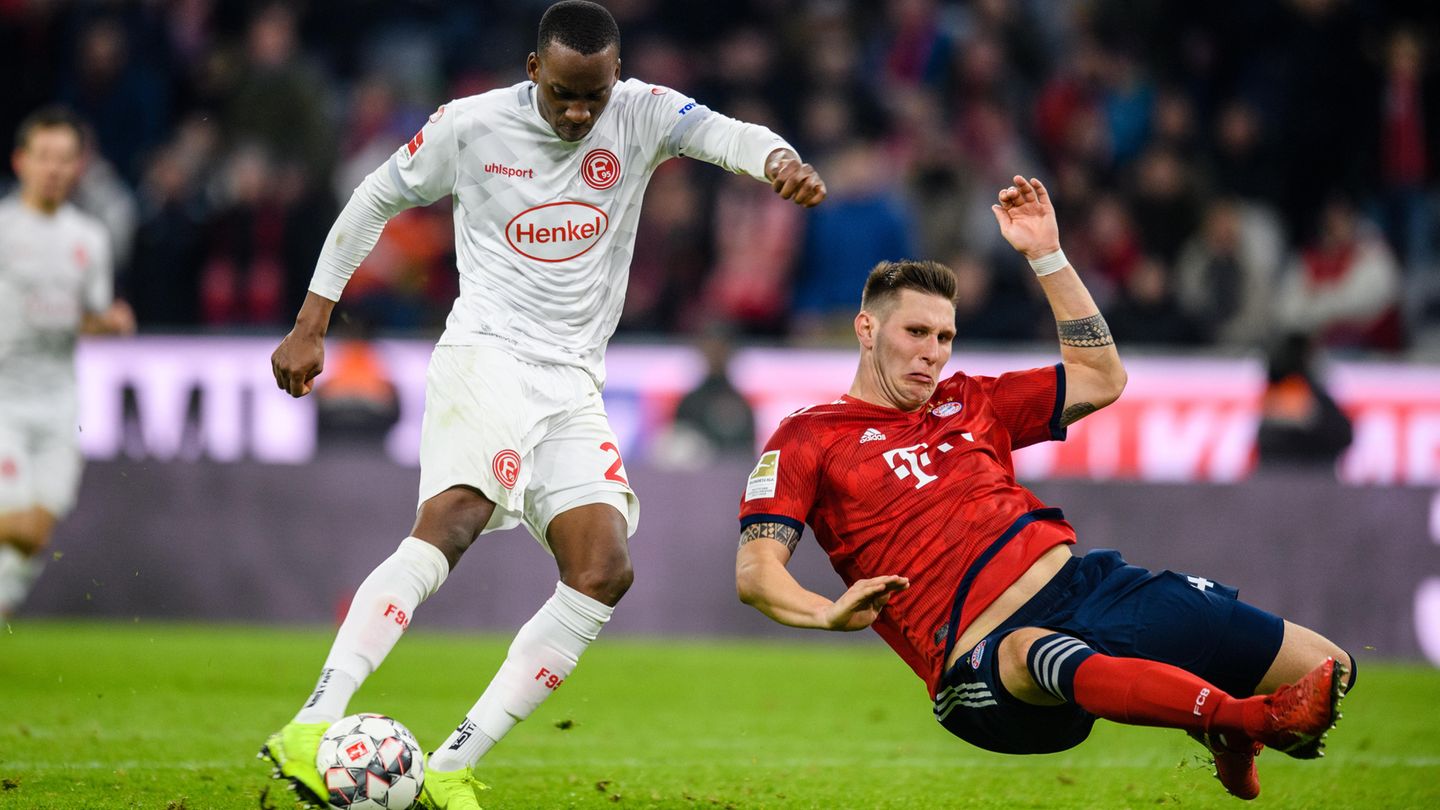 Aufreger des Tages: Hoeneß zählt den Trainer an  Das ist der Mann, der in der Allianz-Arena drei Tore gegen die Hausherren erzielte. Dodi Lukebakio war gedanklich und läuferisch immer etwas schneller als seine Gegenspieler. Beim dritten Treffer, hier im Bild, enteilte er Niklas Süle. Die Abwehrleistung der Bayern war unterirdisch. Überhaupt ist die Defensive das Hauptproblem: 17 Tore haben die Bayern schon kassiert in der Bundesliga - ein für den FCB unterirdischer Wert.