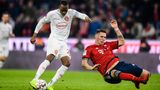 Aufreger des Tages: Hoeneß zählt den Trainer an  Das ist der Mann, der in der Allianz-Arena drei Tore gegen die Hausherren erzielte. Dodi Lukebakio war gedanklich und läuferisch immer etwas schneller als seine Gegenspieler. Beim dritten Treffer, hier im Bild, enteilte er Niklas Süle. Die Abwehrleistung der Bayern war unterirdisch. Überhaupt ist die Defensive das Hauptproblem: 17 Tore haben die Bayern schon kassiert in der Bundesliga - ein für den FCB unterirdischer Wert.