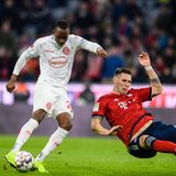 Aufreger des Tages: Hoeneß zählt den Trainer an  Das ist der Mann, der in der Allianz-Arena drei Tore gegen die Hausherren erzielte. Dodi Lukebakio war gedanklich und läuferisch immer etwas schneller als seine Gegenspieler. Beim dritten Treffer, hier im Bild, enteilte er Niklas Süle. Die Abwehrleistung der Bayern war unterirdisch. Überhaupt ist die Defensive das Hauptproblem: 17 Tore haben die Bayern schon kassiert in der Bundesliga - ein für den FCB unterirdischer Wert.