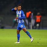 Dieses Tor sollten Sie (nochmal) sehen: der Kunstschuss von Valentino Lazaro  Der Österreicher, der so heißt, als würde er eine eigene Show in Las Vegas haben, hat das Tor des Tages geschossen. Herthas Lazaro erzielte mit einem klassischen und wunderbaren Dropkick den 3:3-Ausgleich in der 87. Minute gegen Hoffenheim. Der Ball flog mit Unterschnitt und wie am Schürchen gezogen ins Netz. Es war ein ziemlich aufregendes Spiel, in dem die TSG zwischenzeitlich mit 3:1 geführt hatte.