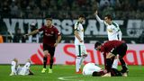 Bild des Tages: kollektives Schädelbrummen nach Zusammenstoß  Es war eine Verkettung unglücklicher Umstände, die zu diesem Bild führte: Gladbachs Jonas Hoffmann gab Hannovers Noah Sarenren Bazee einen leichten Schubser. Bazee (rechts liegend), der sich im Vollsprint befand, geriet ins Taumeln und rammte mit seinem Kopf das Gesicht von Matthias Ginter (in der Mitte liegend). Beide Spieler mussten danach lange behandelt werden. Bazee spielte mit Platzwunde kurz weiter, gab aber schließlich auf. Schlimmer kam es für Ginter. Der Nationalspieler wurde mit Verdacht auf eine schwere Gesichtsverletzung ins Krankenhaus gebracht. Eine genaue Diagnose steht zu diesem Zeitpunkt noch aus. 