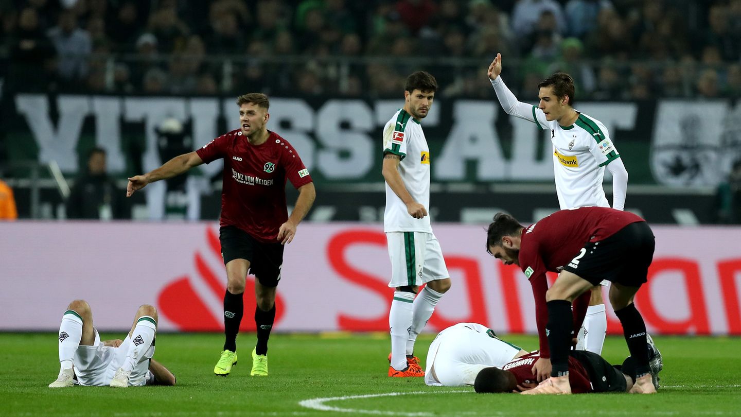 Bild des Tages: kollektives Schädelbrummen nach Zusammenstoß  Es war eine Verkettung unglücklicher Umstände, die zu diesem Bild führte: Gladbachs Jonas Hoffmann gab Hannovers Noah Sarenren Bazee einen leichten Schubser. Bazee (rechts liegend), der sich im Vollsprint befand, geriet ins Taumeln und rammte mit seinem Kopf das Gesicht von Matthias Ginter (in der Mitte liegend). Beide Spieler mussten danach lange behandelt werden. Bazee spielte mit Platzwunde kurz weiter, gab aber schließlich auf. Schlimmer kam es für Ginter. Der Nationalspieler wurde mit Verdacht auf eine schwere Gesichtsverletzung ins Krankenhaus gebracht. Eine genaue Diagnose steht zu diesem Zeitpunkt noch aus. 
