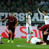 Bild des Tages: kollektives Schädelbrummen nach Zusammenstoß  Es war eine Verkettung unglücklicher Umstände, die zu diesem Bild führte: Gladbachs Jonas Hoffmann gab Hannovers Noah Sarenren Bazee einen leichten Schubser. Bazee (rechts liegend), der sich im Vollsprint befand, geriet ins Taumeln und rammte mit seinem Kopf das Gesicht von Matthias Ginter (in der Mitte liegend). Beide Spieler mussten danach lange behandelt werden. Bazee spielte mit Platzwunde kurz weiter, gab aber schließlich auf. Schlimmer kam es für Ginter. Der Nationalspieler wurde mit Verdacht auf eine schwere Gesichtsverletzung ins Krankenhaus gebracht. Eine genaue Diagnose steht zu diesem Zeitpunkt noch aus. 