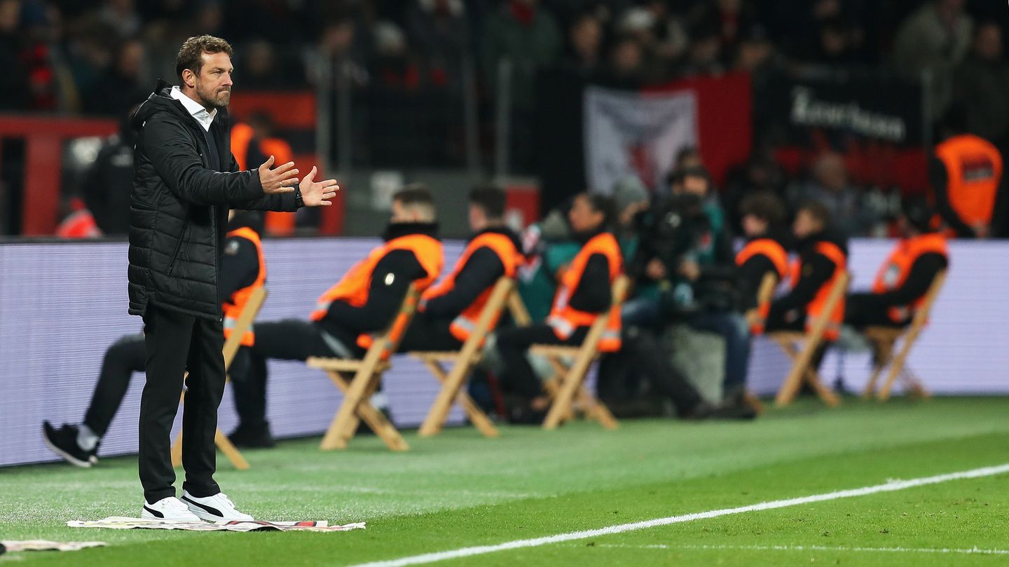 Verlierer des Spieltages: Der VfB Stuttgart - der Trainerwechsel ist verpufft  Der bislang einizige Trainerwechsel der Saison hat bislang keine Wirkung erzielt. Nach sieben Spieltagen stand der VfB auf dem letzten Tabellenplatz und Tayfun Korkut musste seinen Stuhl räumen. Nach weiteren fünf Spielen stehen die Schwaben mit dem neuen Coach Markus Weinzierl (im Bild) immer noch ganz unten. Seine Bilanz ist verheerend. Die 0:2-Niederlage gegen Leverkusen am vergangenen Freitag war die vierte Niederlage im fünften Spiel unter Weinzierl.