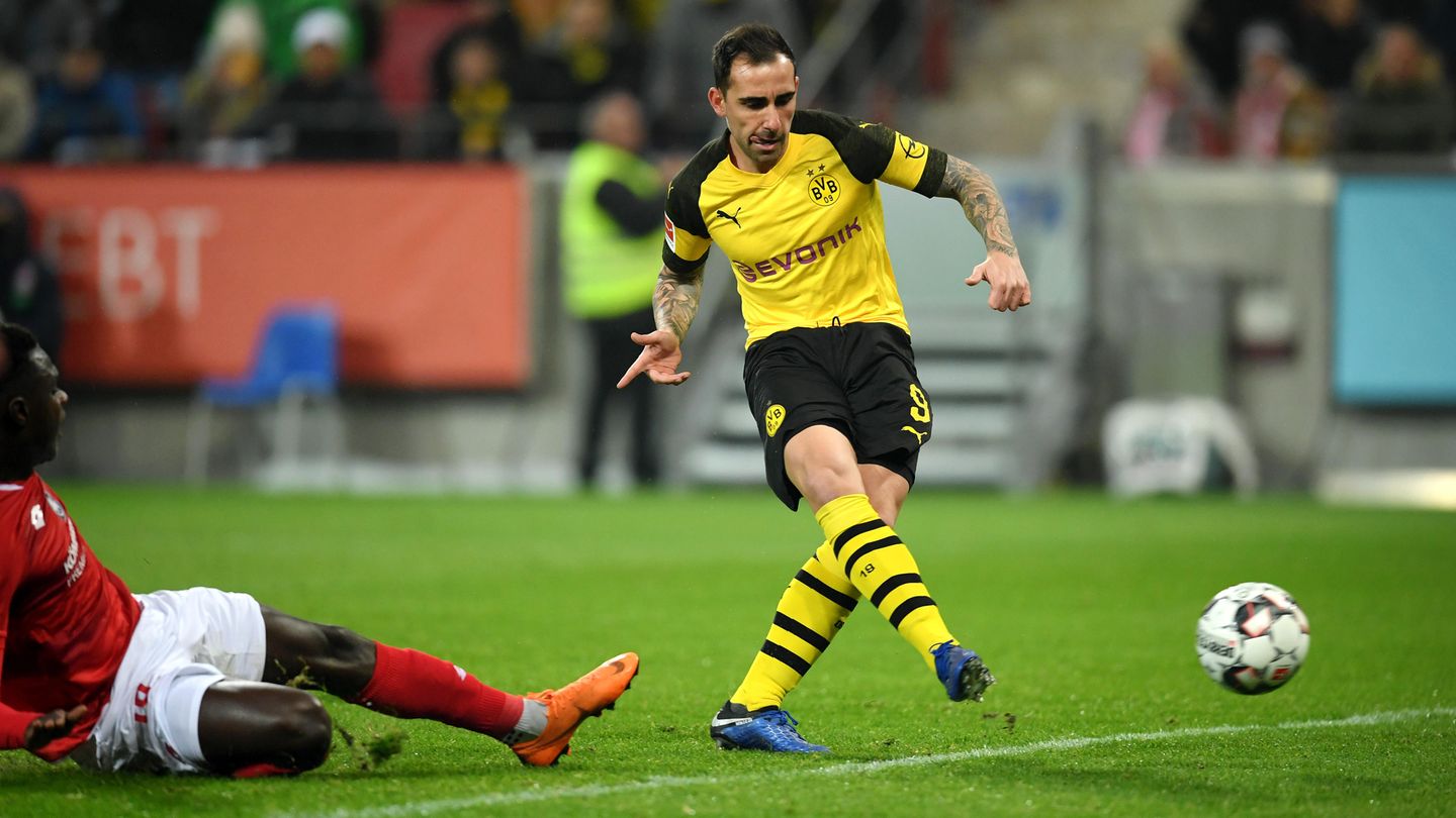 Gewinner des Spieltages: Der BVB ist aktuell das Maß der Dinge  Kommen wir direkt zum Gewinner des Spieltages: Der BVB hat zumindest vorerst für eine echte Wachablösung an der Spitze der Bundesliga gesorgt. Im Moment stellen die Dortmunder das genaue Gegenteil zu den Münchnern dar: Sie haben eine junge, hungrige Mannschaft, exzellente Transfers getätigt (so wie im Bild Torschütze Paco Alcácer) und mit Lucien Favre einen Trainer, der aus dem talentierten Haufen eine Einheit geformt hat. Es gibt keine beleidigten Pressekonferenzen, Boss Watzke hält sich im Vergleich zu früher medial zurück und Spieler ohrfeigen keine Journalisten wie Franck Ribéry es tut. Kurzum: Bei den Dortmundern läuft es rund, während der Erzrivale sich selbst zerlegt.