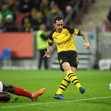 Gewinner des Spieltages: Der BVB ist aktuell das Maß der Dinge  Kommen wir direkt zum Gewinner des Spieltages: Der BVB hat zumindest vorerst für eine echte Wachablösung an der Spitze der Bundesliga gesorgt. Im Moment stellen die Dortmunder das genaue Gegenteil zu den Münchnern dar: Sie haben eine junge, hungrige Mannschaft, exzellente Transfers getätigt (so wie im Bild Torschütze Paco Alcácer) und mit Lucien Favre einen Trainer, der aus dem talentierten Haufen eine Einheit geformt hat. Es gibt keine beleidigten Pressekonferenzen, Boss Watzke hält sich im Vergleich zu früher medial zurück und Spieler ohrfeigen keine Journalisten wie Franck Ribéry es tut. Kurzum: Bei den Dortmundern läuft es rund, während der Erzrivale sich selbst zerlegt.