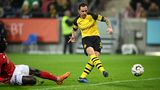 Gewinner des Spieltages: Der BVB ist aktuell das Maß der Dinge  Kommen wir direkt zum Gewinner des Spieltages: Der BVB hat zumindest vorerst für eine echte Wachablösung an der Spitze der Bundesliga gesorgt. Im Moment stellen die Dortmunder das genaue Gegenteil zu den Münchnern dar: Sie haben eine junge, hungrige Mannschaft, exzellente Transfers getätigt (so wie im Bild Torschütze Paco Alcácer) und mit Lucien Favre einen Trainer, der aus dem talentierten Haufen eine Einheit geformt hat. Es gibt keine beleidigten Pressekonferenzen, Boss Watzke hält sich im Vergleich zu früher medial zurück und Spieler ohrfeigen keine Journalisten wie Franck Ribéry es tut. Kurzum: Bei den Dortmundern läuft es rund, während der Erzrivale sich selbst zerlegt.
