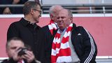 Aufreger des Tages: Hoeneß zählt den Trainer an  Die Bayern-Krise kann man mittlerweile nicht mehr als kurze Schwächephase abtun, sie stellt mittlerweile ein substantielles Problem dar. Der Rekordmeister hat nach dem peinlichen Unentschieden vorerst den Anschluss an Tabellenführer Dortmund verloren, der mit neuen Punkten Vorsprung entteilt ist. Der ruhmreiche FCB ist zu einer durchschnittlichen Bundesliga-Mannschaft mit internationalen Ambitionen geschrumpft. Diese Erkenntnis hatte nach dem Spiel gegen Düsseldorf wohl auch Uli Hoeneß. Er tat das, was Fußballbosse in so einer Situation immer tun: Sie zählen den Trainer an. Dabei wissen alle: Hoeneß trägt als Ober-Häuptling ein gerüttelt Maß an Mitverantwortung für den Schlamassel.