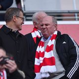 Aufreger des Tages: Hoeneß zählt den Trainer an  Die Bayern-Krise kann man mittlerweile nicht mehr als kurze Schwächephase abtun, sie stellt mittlerweile ein substantielles Problem dar. Der Rekordmeister hat nach dem peinlichen Unentschieden vorerst den Anschluss an Tabellenführer Dortmund verloren, der mit neuen Punkten Vorsprung entteilt ist. Der ruhmreiche FCB ist zu einer durchschnittlichen Bundesliga-Mannschaft mit internationalen Ambitionen geschrumpft. Diese Erkenntnis hatte nach dem Spiel gegen Düsseldorf wohl auch Uli Hoeneß. Er tat das, was Fußballbosse in so einer Situation immer tun: Sie zählen den Trainer an. Dabei wissen alle: Hoeneß trägt als Ober-Häuptling ein gerüttelt Maß an Mitverantwortung für den Schlamassel.