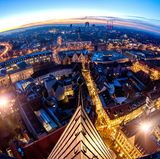 Platz 4: Weihnachtsmarkt Hannover  Rund um die Marktkirche wird der traditionelle Weihnachtsmarkt in der Altstadt von hannover abgehalten. Dort warten auf die Besucher rund 130 Stände, viele davon mit Kunsthandwerker.  Infos: www.hannover.de