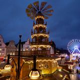 Platz 8: Rostocker Weihnachtsmarkt  Schon seit dem späten Mittelalter existiert der Weihnachtsmarkt in der Innenstadt. Höhepunkte sind ein 40 Meter hohes Riesenrad und die größte begehbare Pyramide der Welt.  Infos: www.rostocker-weihnachtsmarkt.de