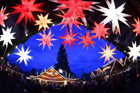 Platz 9: Erfurter Weihnachtsmarkt  In der Landeshauptstadt von Thüringen bieten vom Domplatz über den Fischmarkt, die Schlösserbrücke, den Anger bis zum Willy-Brandt-Platz in mehr als 200 Holzhäusern die Händler alles an, was zum Advent und zum Weihnachtsfest gehört.  Infos: https://weihnachtsmarkt.erfurt.de