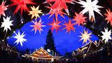 Platz 9: Erfurter Weihnachtsmarkt  In der Landeshauptstadt von Thüringen bieten vom Domplatz über den Fischmarkt, die Schlösserbrücke, den Anger bis zum Willy-Brandt-Platz in mehr als 200 Holzhäusern die Händler alles an, was zum Advent und zum Weihnachtsfest gehört.  Infos: https://weihnachtsmarkt.erfurt.de