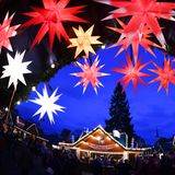 Platz 9: Erfurter Weihnachtsmarkt  In der Landeshauptstadt von Thüringen bieten vom Domplatz über den Fischmarkt, die Schlösserbrücke, den Anger bis zum Willy-Brandt-Platz in mehr als 200 Holzhäusern die Händler alles an, was zum Advent und zum Weihnachtsfest gehört.  Infos: https://weihnachtsmarkt.erfurt.de