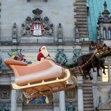 Platz 10: Hamburger Weihnachtsmarkt  Erst seit der Jahrtausendwende gibt es den Weihnachtsmarkt vor dem Hamburger Rathaus, der sich durch seinen nostalgischen Retrostil, der von Von Roncalli-Zirkusdirektor Bernhard Paul entworfen wurde, großer Beliebtheit erfreut. Inzwischen werden jedes Jahr zwei Millionen Besucher erwartet.  Infos: www.hamburger-weihnachtsmarkt.com