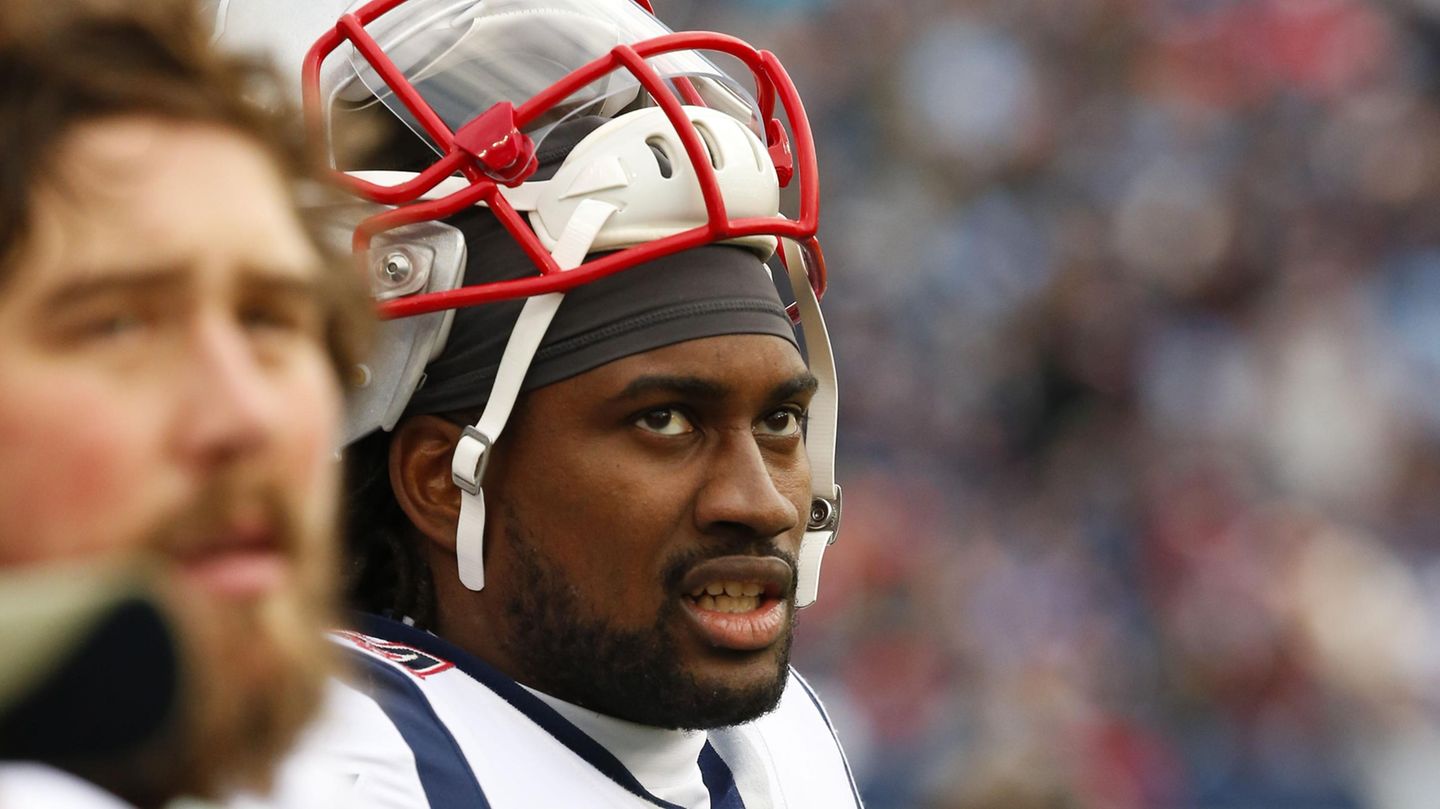 Wide Receiver Cordarrelle Patterson (mit Helm) rechtfertigte sich damit, sein Gegner habe ihm den Schritt ins Gesicht gedrückt