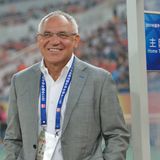 Seine Fitnessübungen mit Medizinbällen sind gefürchtet und in seiner Zeit als Bayern-Trainer (2004-2007) holten die Bayern zwei Meistertitel und einmal den DFB-Pokal. Allerdings ist nicht mangelnde Fitness das Problem der Bayern-Spieler, sondern ihre uninspirierte und verunsicherte Spielweise. Ob da ein harter Hund wie Felix Magath der richtige Trainer ist, um den Spielern neues Selbstbewusstsein einzuimpfen?