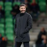 13 Spiele, 13 Siege – das ist die beeindruckende Bilanz des Ex-Bayern-Spielers Mark van Bommel als aktueller Trainer von PSV Eindhoven in der ersten niederländischen Liga. Allerdings mangelt es ihm noch an internationaler Erfahrung. So war der ehemalige Bayern-Führungsspieler bislang eher als Trainer für Bayerns 2. Mannschaft im Gespräch.