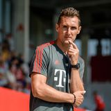 Rekord-Nationalstürmer Miro Klose erarbeitet sich gerade in der U17 der Bayern erste Verdienste als Trainer. Abgesehen davon, dass ihm der passende Trainerschein fehlt, um die Verantwortung für die Profi-Mannschaft zu übernehmen, dürfte der Sprung noch zu groß sein.