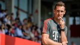 Rekord-Nationalstürmer Miro Klose erarbeitet sich gerade in der U17 der Bayern erste Verdienste als Trainer. Abgesehen davon, dass ihm der passende Trainerschein fehlt, um die Verantwortung für die Profi-Mannschaft zu übernehmen, dürfte der Sprung noch zu groß sein.