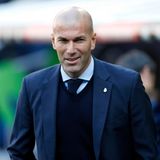 In seinen Jahren als Trainer von Real Madrid hat Zinedine Zidane vier Mal die Champions League gewonnen. Nichts wünscht man sich in der Säbener Straße mehr, als sich diesen Pokal wieder in die Vitrine stellen zu können. Doch aktuell macht Zidane ein Sabbatical und steht vorerst nicht zur Verfügung. Schon mit Englisch soll es bei Zidane hapern, Deutsch spricht er gar nicht. Wollen und können Hoeneß und Rummenigge ihn trotzdem überzeugen?