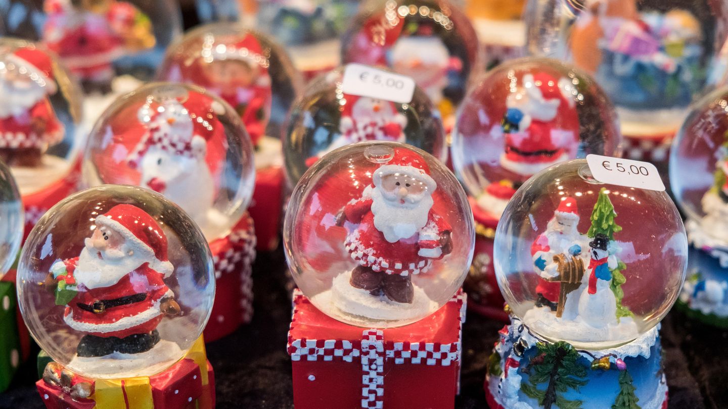 Weihnachtsmarkt Fürth Rank 7: Weihnachtsmarkt Fürth 40 Händler bieten in ihren Buden auf der Fürther Freiheit Weihnachtliches an. Außerdem gibt es eine Krippe, Fahrgeschäfte und ein 200 Quadratmeter große Eislaufbahn am Paradiesbrunnen. Infos: www.frankenradar.de