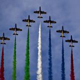 Nach der Show im Himmel kann das Formel-1-Rennen am Boden beginnen - bei fast ähnlichen Geschwindigkeiten.