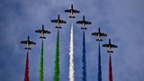 Nach der Show im Himmel kann das Formel-1-Rennen am Boden beginnen - bei fast ähnlichen Geschwindigkeiten.