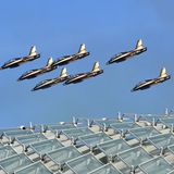 Sieben auf einen Streich: Trainingsflugzeugen der United Arab Emirates Air Force über dem Yas Marina Circus von Abu Dhabi