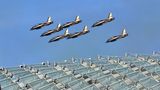 Sieben auf einen Streich: Trainingsflugzeugen der United Arab Emirates Air Force über dem Yas Marina Circus von Abu Dhabi