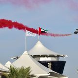 Dreht eine Runde mit roter Farbe im Abgasstrahl: eine Aermacchi MB-339 der Kunstflugstaffel