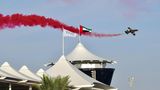Dreht eine Runde mit roter Farbe im Abgasstrahl: eine Aermacchi MB-339 der Kunstflugstaffel