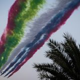 Palmen und bunte Farbgirlanden am Himmel: Der Formationsflug verdeckt fast den größten Passagierjet der Welt