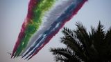 Palmen und bunte Farbgirlanden am Himmel: Der Formationsflug verdeckt fast den größten Passagierjet der Welt