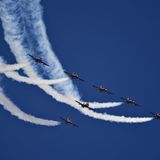 Das Kunstflugdemonstrationsteam kann auch einfarbig in Weiß seine Spuren am Himmel hinterlassen