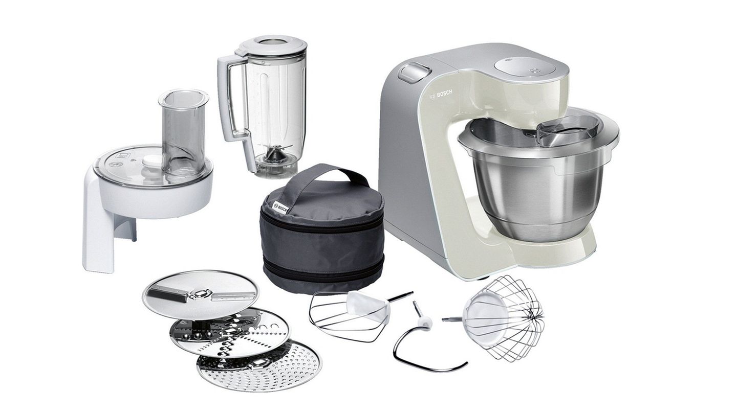 TV, Kamera, Smartphone, Router: Küchenmaschine: Bosch MUM58L20 Mit einem Preis ab 190 Euro kann sich die Bosch MUM58L20 den Testsieg bei Modellen mit Schwenkarm von oben holen. Sie rührt, raspelt, mixt und hackt gut bis ordentlich, lediglich das Hacken von Petersilie klappt nicht so gut. Auch die Handhabung stimmt. Die Gesamtnote von "befriedigend" (2,6) verdankt die Maschine einer Abwertung: Weil das Messer auch bei geöffnetem Deckel weiterrotiert, besteht Verletzungsgefahr. Das galt allerdings für fast alle Maschinen im Test. Den ganzen Test können Sie gegen Gebühr hier lesen! Küchenmaschine: Bosch MUM58L20 Mit einem Preis von nur 210 Euro kann sich die Bosch MUM58L20 den Testsieg bei Modellen mit Schwenkarm von oben holen. Sie rührt, raspelt, mixt und hackt gut bis ordentlich, lediglich das Hacken von Petersilie klappt nicht so gut. Auch die Handhabung stimmt. Die Gesamtnote von "befriedigend" (2,6) verdankt die Maschine einer Abwertung: Weil das Messer auch bei geöffnetem Deckel weiterrotiert, besteht Verletzungsgefahr. Das galt allerdings für fast alle Maschinen im Test. Den ganzen Test können Sie gegen Gebühr hier lesen!