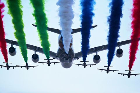 Der Airbus A380 von Etihad Airways von den Flugzeugen der Al Fursan Aerobatic im Formationsflug begleitet.