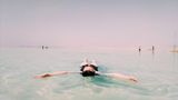 Frau im Toten Meer