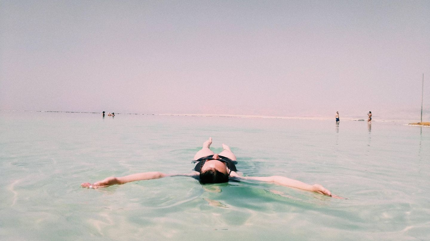Frau im Toten Meer