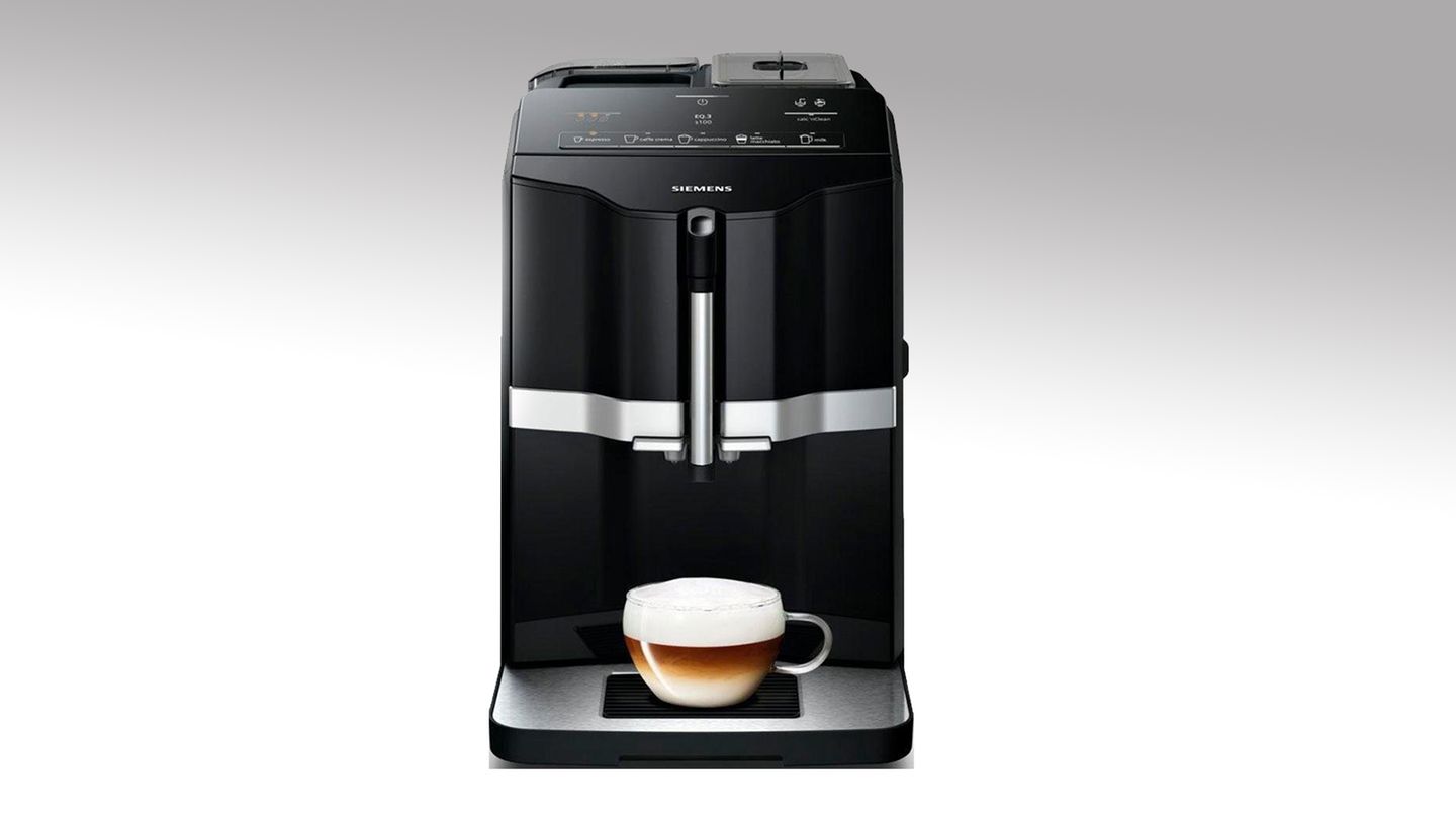 Kaffee-Vollautomat: Siemens EQ.3 S100  Wer einen Vollautomat vor allem nach der Qualität des gebrühten Kaffees aussucht und das Portemonnaie schonen will, ist beim Siemens EQ.3 S100 genau richtig. Für knapp 340 Euro bietet er leckeren Espresso und guten Milchschaum. Gespart wird bei den Extras: Es gibt nur vier voreingestellte Getränke und kein Pulverfach. Die Gesamtnote: "gut" (2,2)  Den ganzen Test finden Sie gegen Gebühr hier!