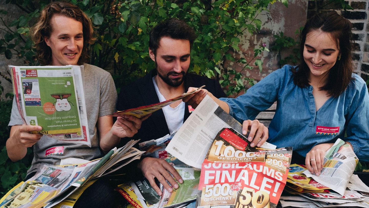 Das Team von "Letzte Werbung" mit einem Stapel Reklame, der in ihren Briefkästen landete