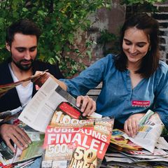Das Team von "Letzte Werbung" mit einem Stapel Reklame, der in ihren Briefkästen landete