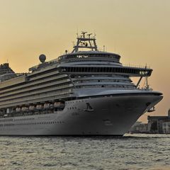 Die "Azura" ist mit 290 Metern Länge eines der größten Kreuzfahrtschiff der britischen Reederei P&O Cruises