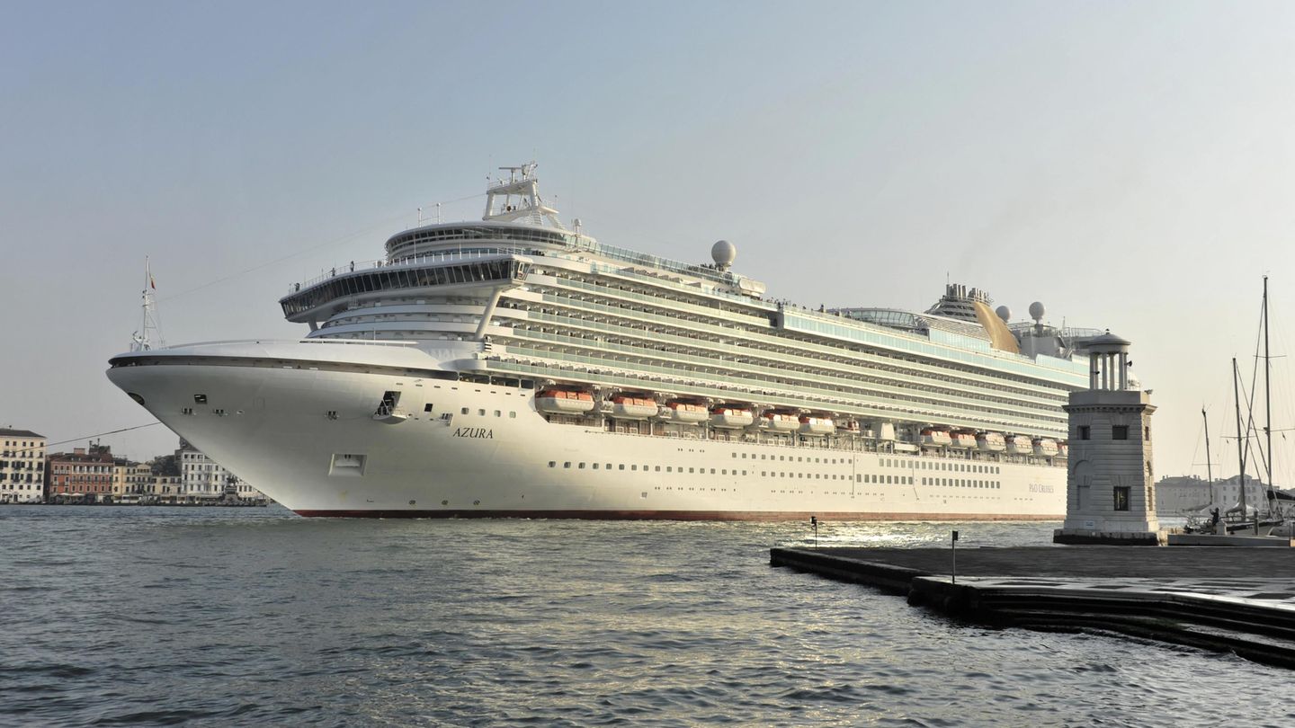 Im Mittelmeer vor der Skyline von Venedig: Die "Azura" ist mit 290 Metern Länge eines der größten Kreuzfahrtschiff der britischen Reederei P&O Cruises