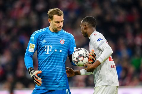 Manuel Neuer (in blau) wurde am Wochenende gleich dreimal von Düsseldorfs Dodi Lukebakio bezwungen